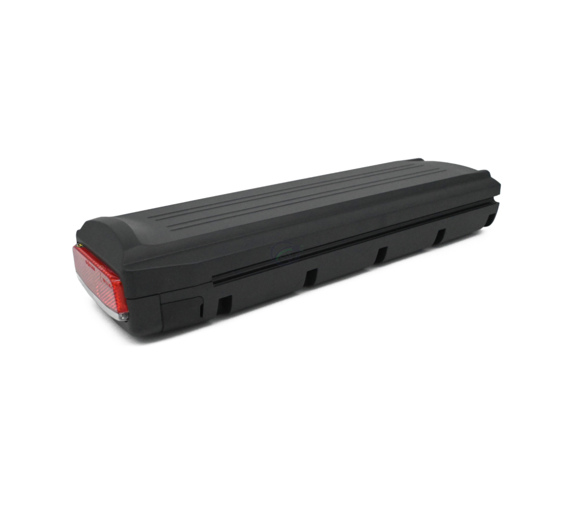 Op deze foto is de volledige E-Bike Vision Gazelle Innergy 36V 11.4Ah fietsbatterij te zien. De foto is genomen vanuit een driekwartaanzicht vanaf de achterkant van de batterij. Het achterlicht en de zijkant zijn zichtbaar.