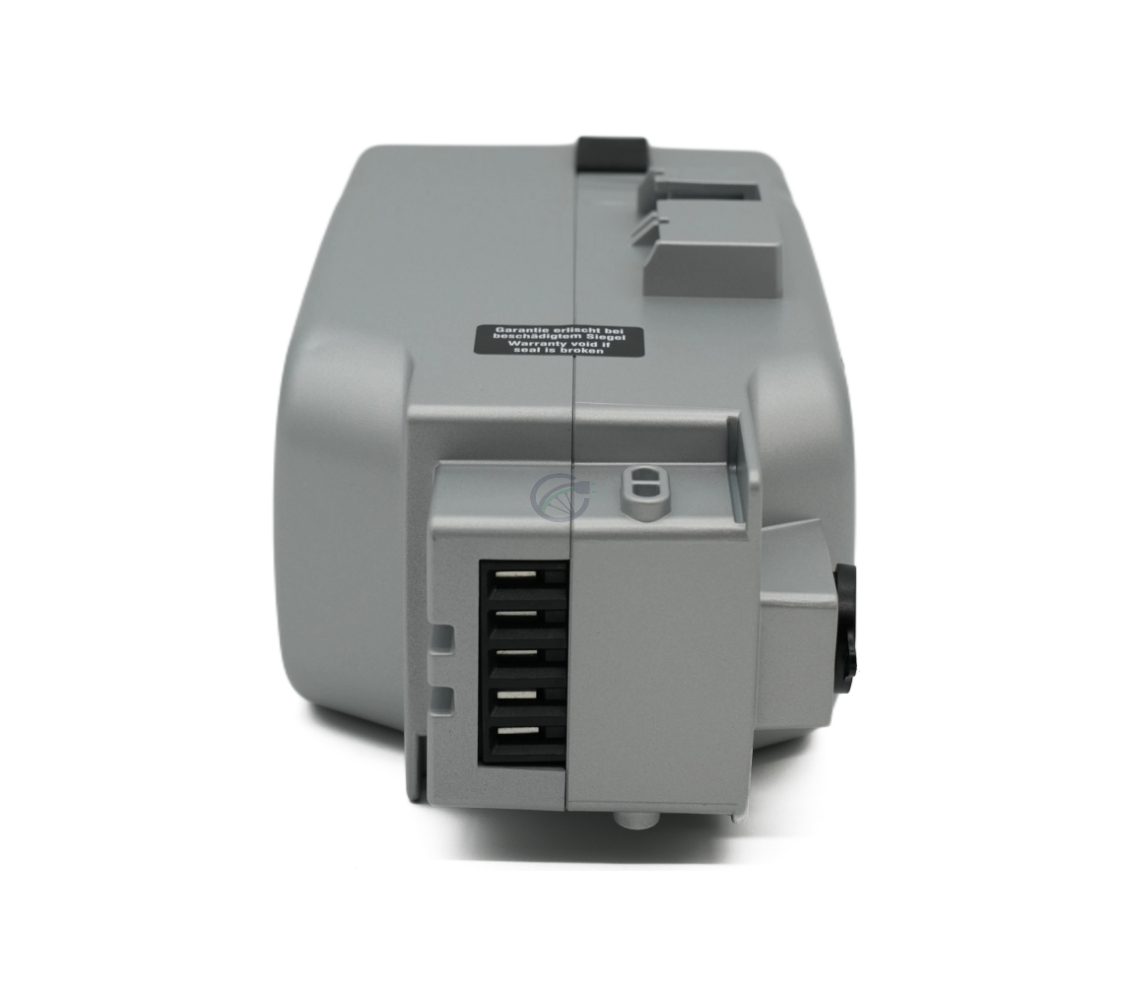 Vooraanzicht van de Panasonic Deluxe 36V 17Ah Compatible liggend  waar de fietsaansluiting goed te zien is.