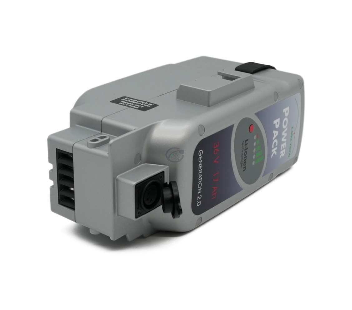 Driekwartaanzicht van de Panasonic Deluxe 36V 17Ah Compatible liggend  waar de fietsaansluiting en oplaadpoort goed te zien is.