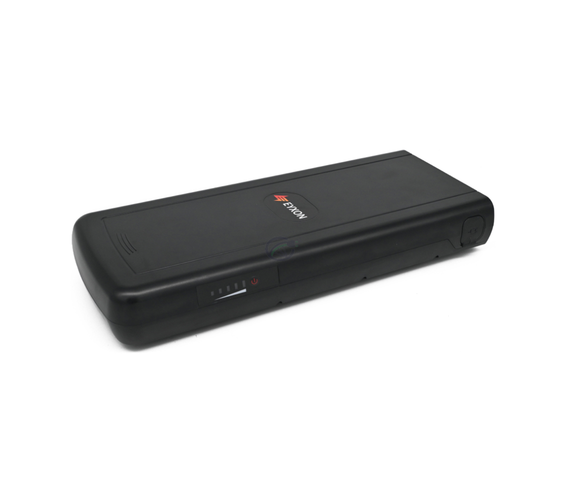 Foto van de volledige EYXON Sparta/Batavus B400 36V 12.8Ah Compatible fietsbatterij. De foto is uit een driekwart aanzicht genomen.