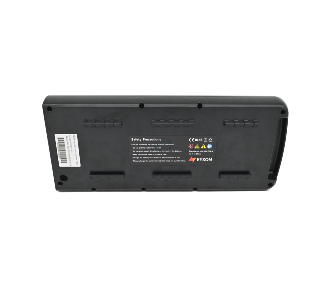 Schuin onderaanzicht van de EYXON Sparta/Batavus B400 36V 12.8Ah Compatible fietsbatterij.