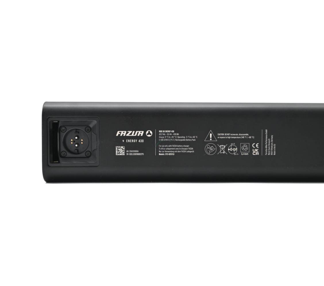 Onderaanzicht van de Fazua Energy 430 fietsbatterij. Het etiket onder op de batterij is goed zichtbaar.