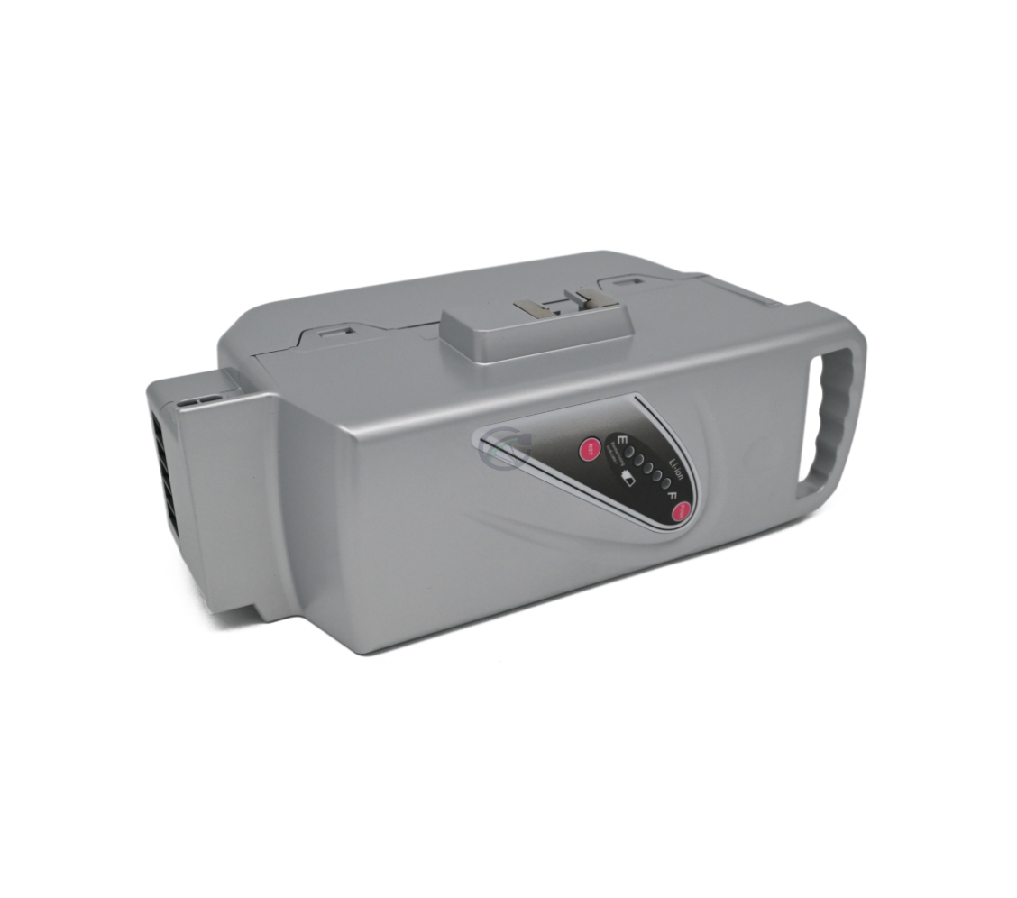 Driekwartaanzicht van de Flyer Kalkhoff Compatible Panasonic 26V 23Ah fietsbatterij liggend op de zijkant. De knopjes op de voorkant van de batterij en de batterijindicator zijn zichtbaar.