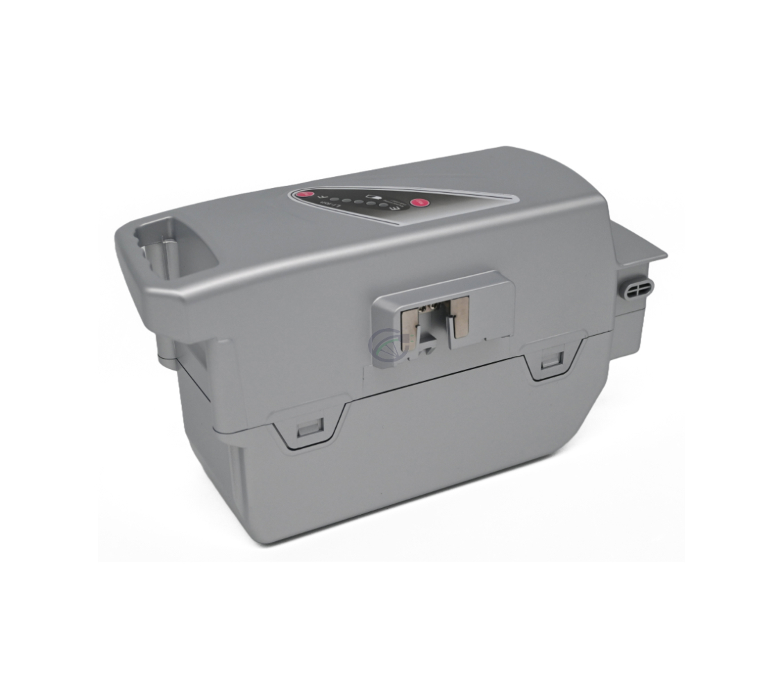 Driekwartaanzicht van de Flyer Kalkhoff Compatible Panasonic 26V 23Ah fietsbatterij liggend. De batterijindicator en knopjes op de voorkant van de batterij zijn zichtbaar.