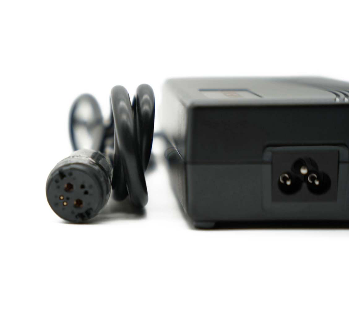 Close-up foto van de Rosenberger aansluiting van de Gazelle Impulse 42V 3A Compatible lader.