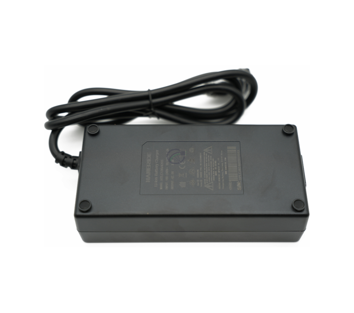Onderaanzicht van de Gazelle Impulse 42V 3A Compatible lader met Rosenberger aansluiting.