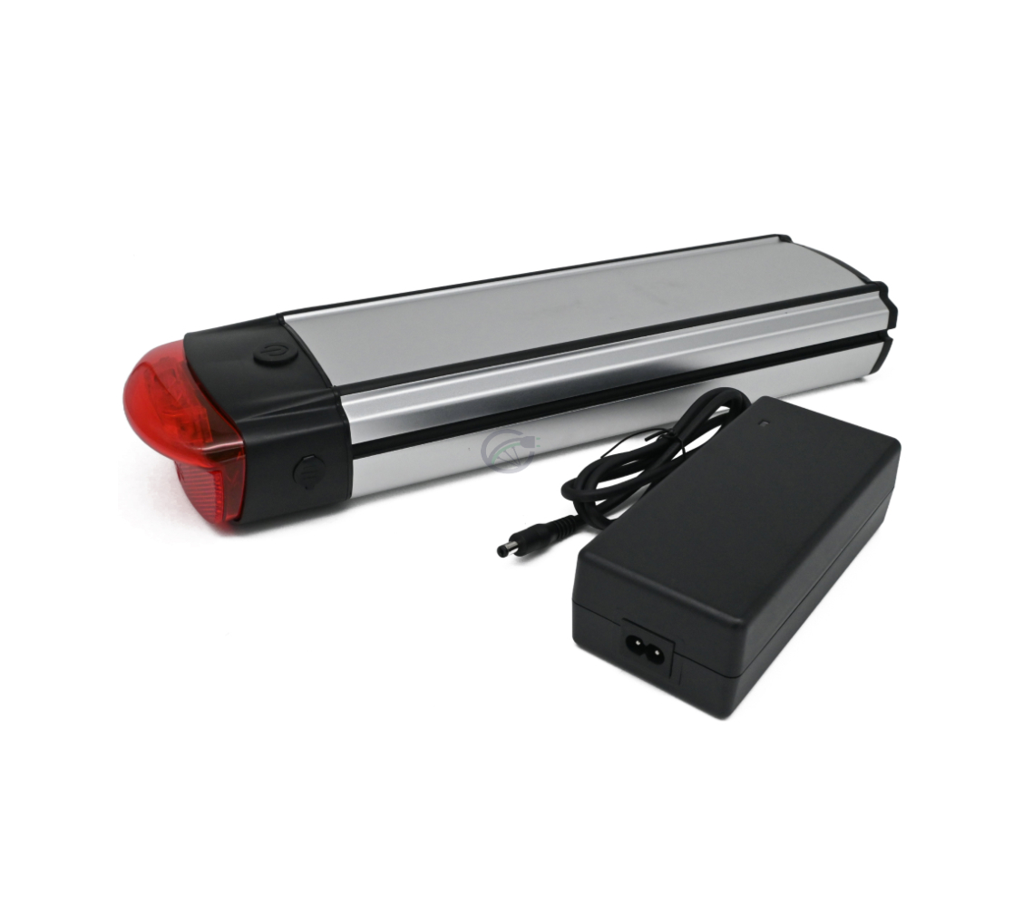 De Gazelle Innergy Goud Compatibel batterij met 36V en 13Ah, inclusief gratis lader. Deze oplader is ook te zien op de foto.