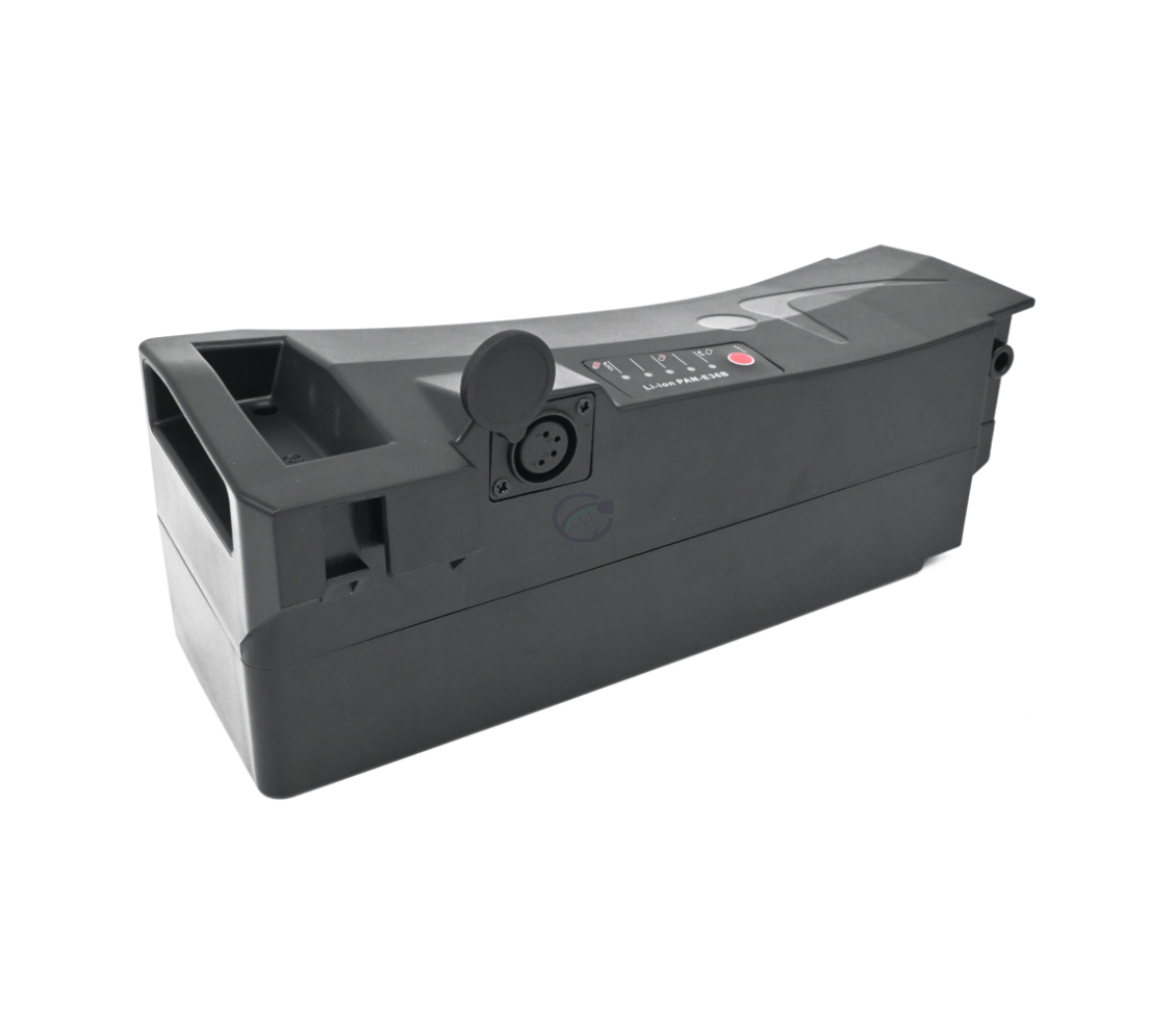 Driekwart aanzicht van de Impulse 36V 14.5Ah Compatible batterij geproduceerd door EYXON. De afbeelding is vanuit een schuine hoek genomen waardoor de zijkant en de bovenkant zichtbaar zijn. Het klepje van de aansluiting is open.