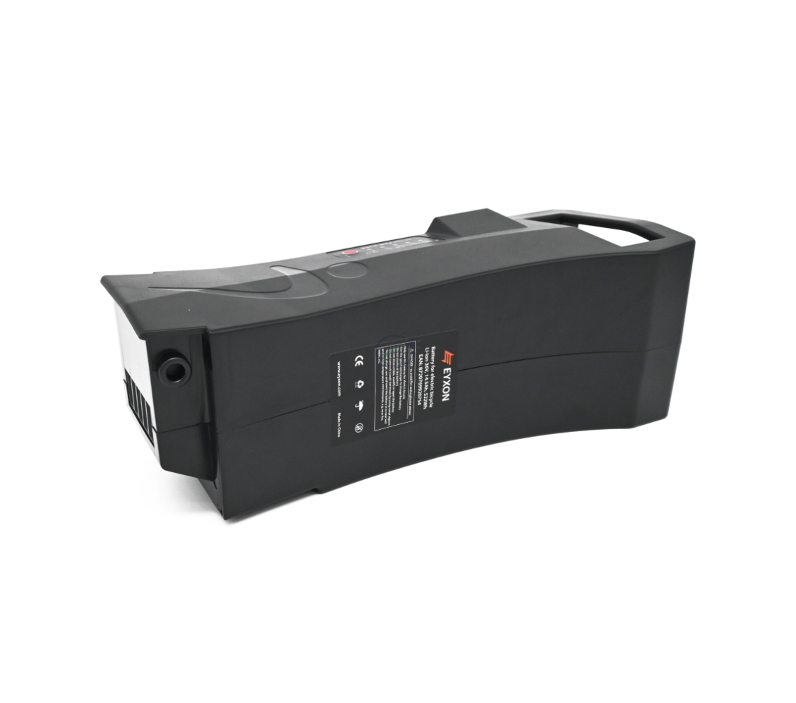 Impulse 36V 14.5Ah Compatible batterij geproduceerd door EYXON vanuit een schuine hoek. Voornamelijk de zijkant met het etiket is duidelijk zichtbaar.