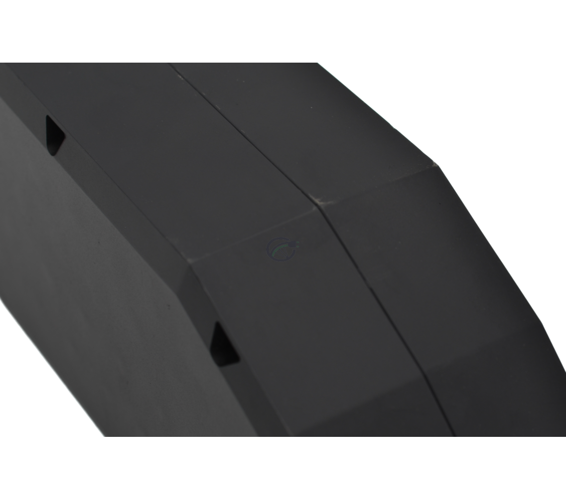 bovenaanzicht van een zwarte Bosch PowerPack 700 Frame Active / Performance batterij, waar je een klein beetje schade kan zien op de batterij.