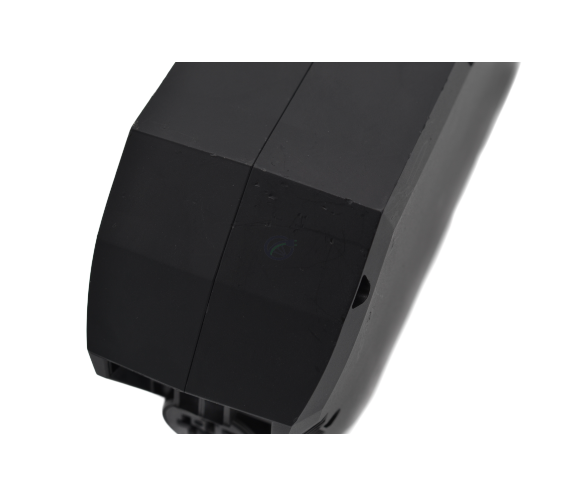 bovenaanzicht van een zwarte Bosch PowerPack 700 Frame Active / Performance batterij, waar een klein beetje schaden te zien is op de batterij.