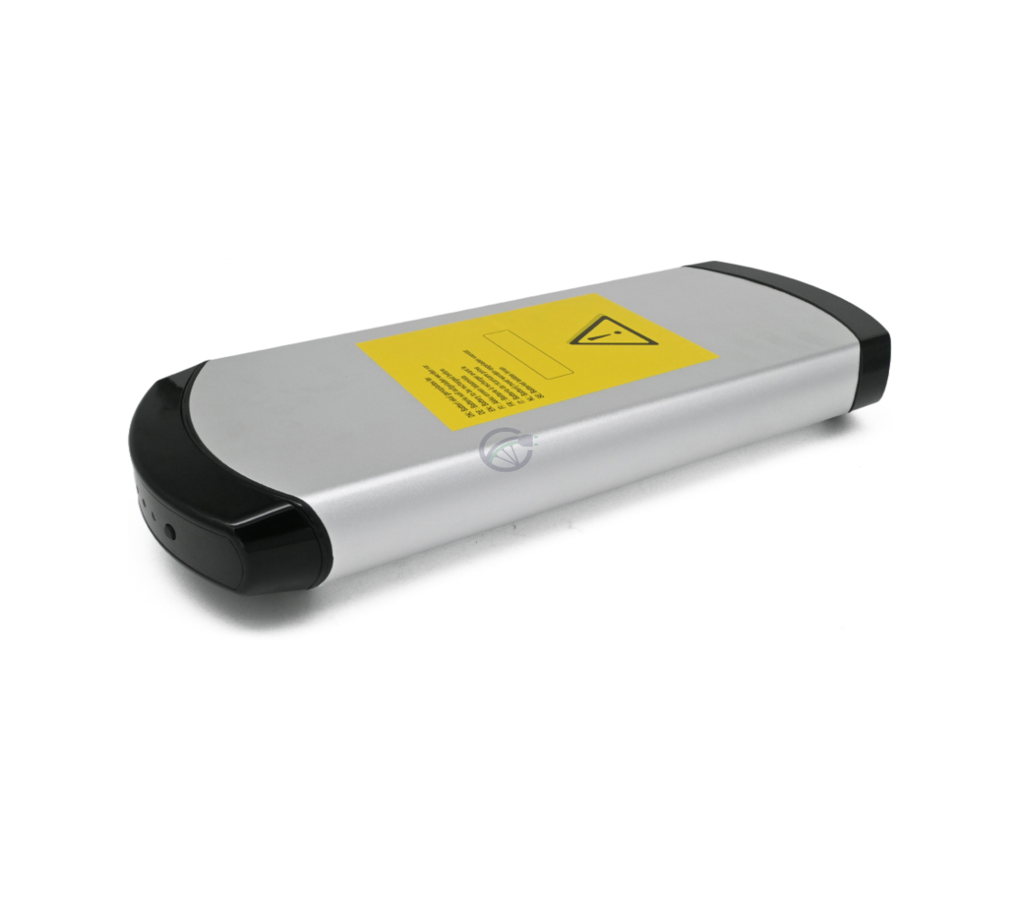 Duidelijke afbeelding van de complete Phylion batterij. Deze Phylion XH370-13J Wall-E 37V 14Ah (2-polig) is vanuit een driekwart aanzicht genomen, waardoor de bovenkant en zijkant van de batterij zichtbaar zijn.