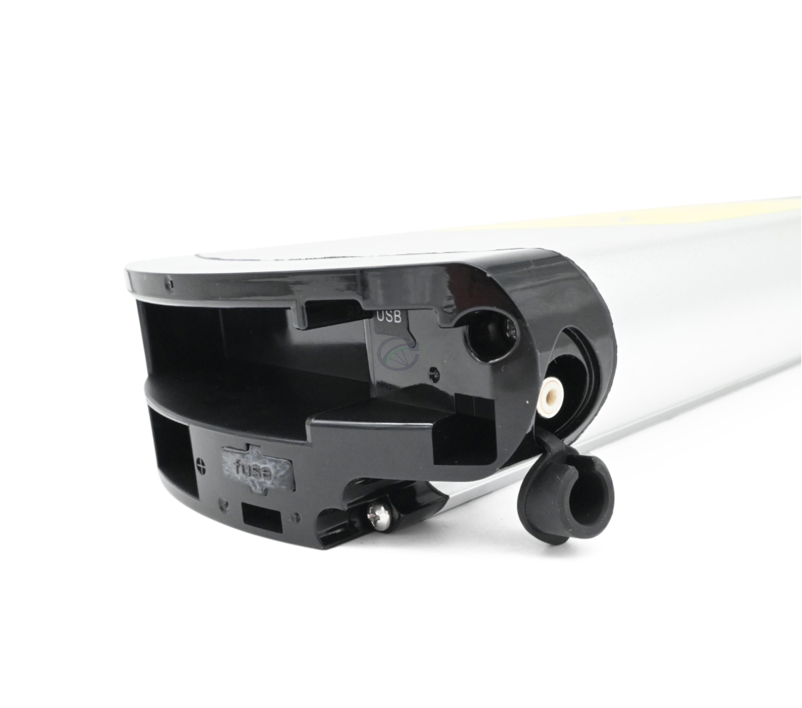 Schuin vooraanzicht van de Phylion XH370-13J Wall-E 37V 14Ah (2-polig). De oplaadpoort en de fietsaansluiting van deze Phylion batterij zijn zichtbaar.