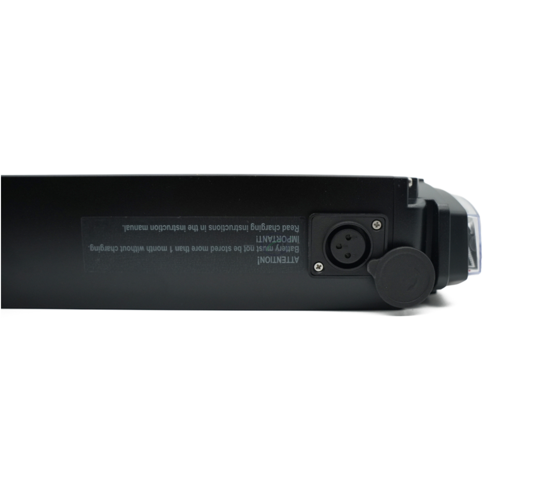 Oplaadpoort van de Promovec Carrier 6.2XL 36V 17.4Ah fietsbatterij ondersteboven.