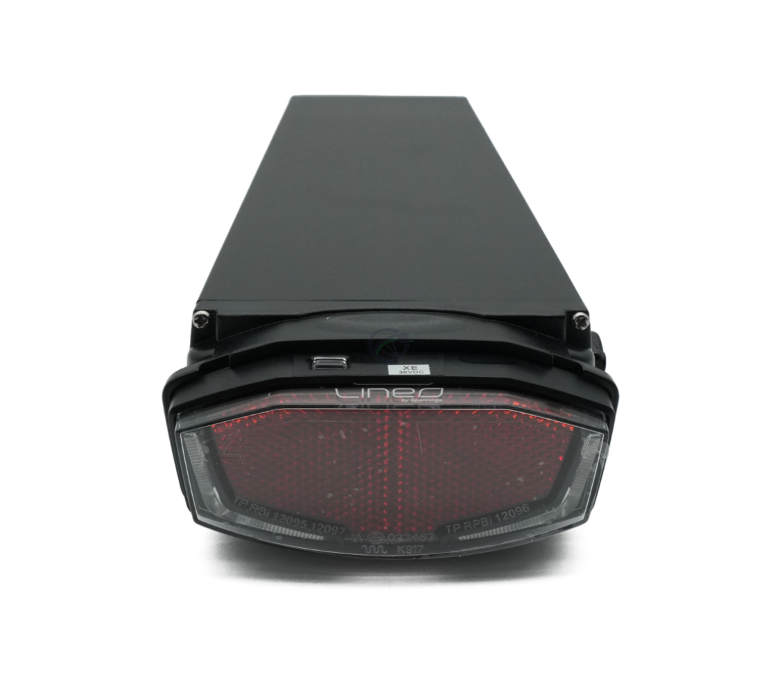 Achteraanzicht van de Promovec Carrier 6.2XL 36V 15.6Ah fietsbatterij. Het achterlicht van de batterij is zichtbaar.