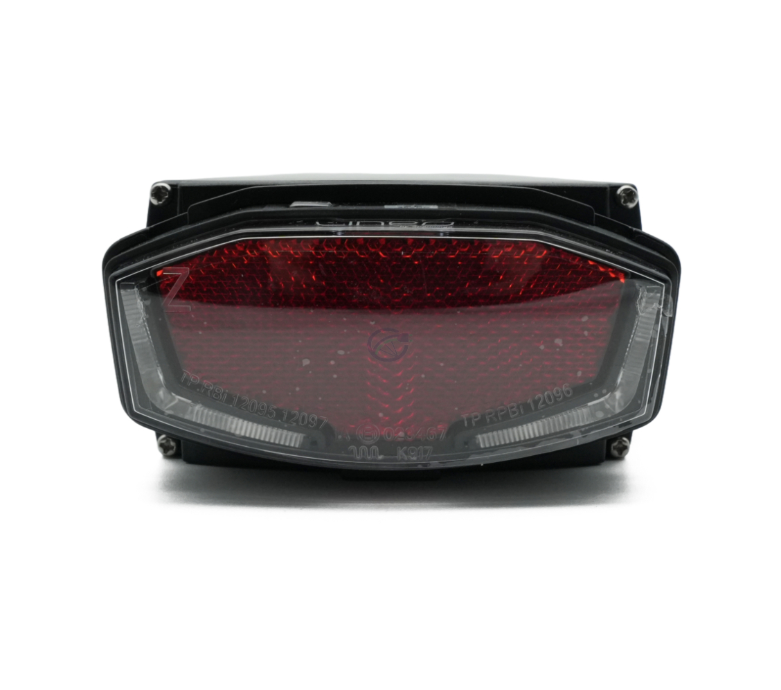 Close-up foto van het achterlicht van de Promovec Carrier 6.2XL 36V 17.4Ah fietsbatterij.