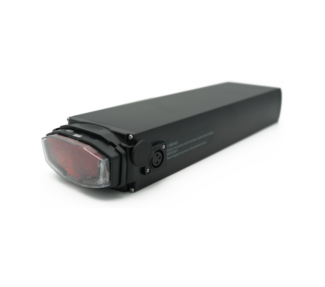 Driekwartaanzicht van de Promovec Carrier 6.2XL 36V 15.6Ah fietsbatterij. Het achterlicht van de batterij en de oplaadpoort zijn zichtbaar.