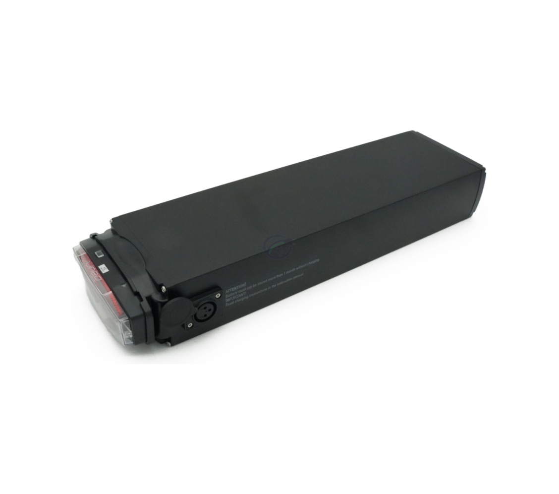 Driekwartaanzicht genomen vanuit een hoge hoek van de Promovec Carrier 6.2XL 36V 15.6Ah fietsbatterij. De oplaadpoort aan de zijkant van de batterij is goed zichtbaar.