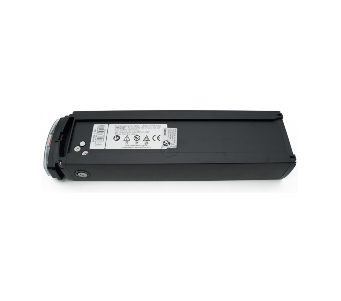 Onderaanzicht van de Promovec Carrier 6.2XL 36V 17.4Ah fietsbatterij. Het etiket aan de onderkant van de batterij is duidelijk zichtbaar.