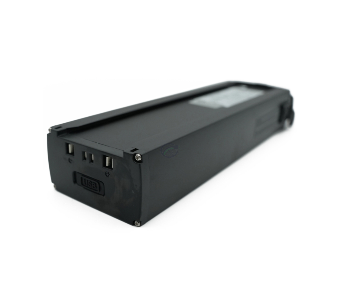 Driekwartaanzicht van de Promovec Carrier 6.2XL 36V 15.6Ah fietsbatterij ondersteboven. De fietsaansluiting van de batterij is zichtbaar.