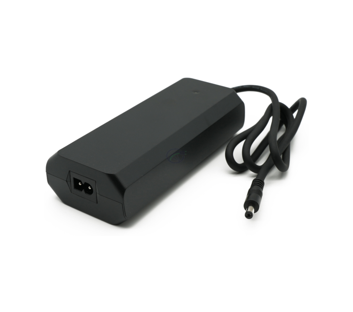 Driekwartaanzicht van de Rad Power Bikes 48V 2A lader.