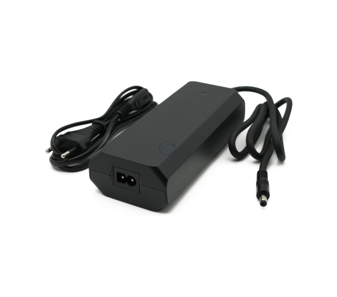 Driekwartaanzicht van de Rad Power Bikes 48V 2A lader waar de power aansluiting goed te zien is.