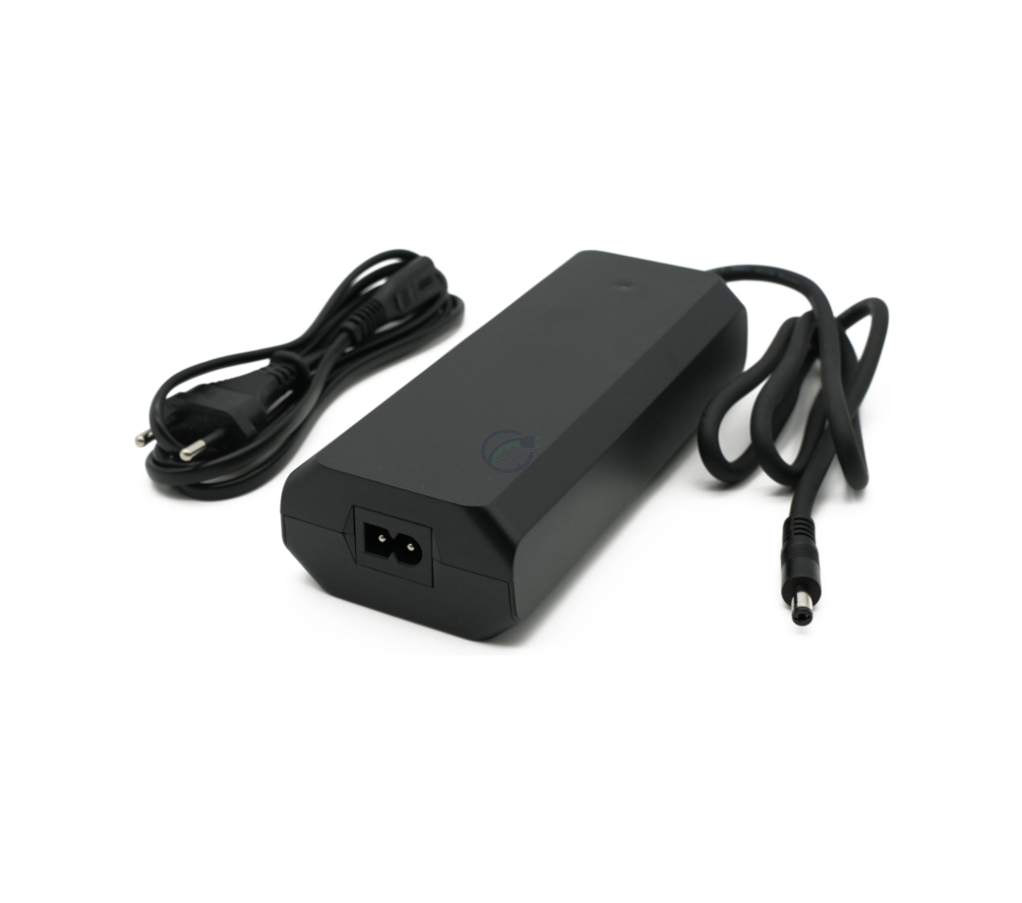 Driekwartaanzicht van de Rad Power Bikes 48V 2A lader waar de bijbehorende kabel en power aansluiting goed te zien is.