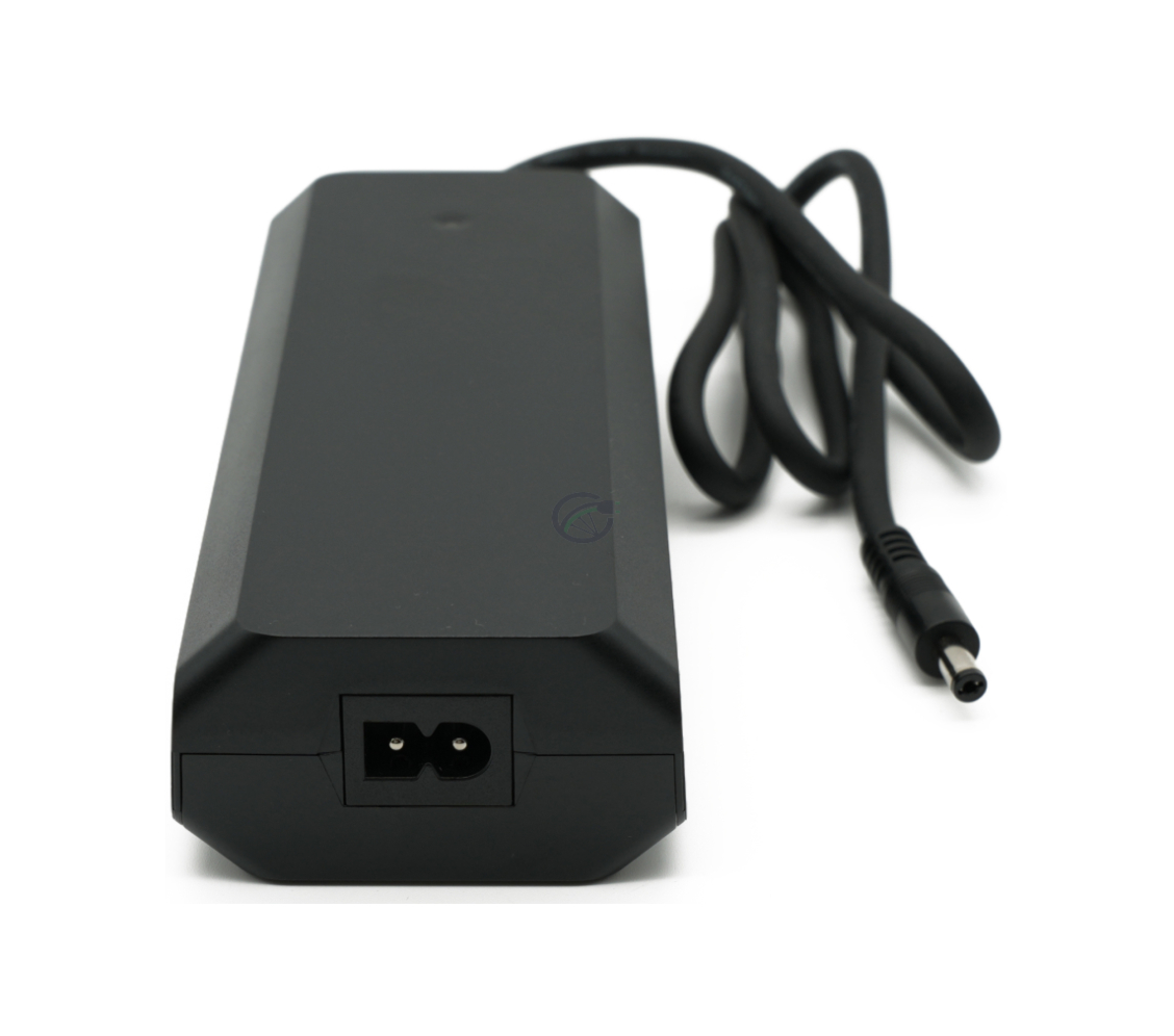 Vooraanzicht van de Rad Power Bikes 48V 2A lader waar de power aansluiting en kabel goed op te zien is.