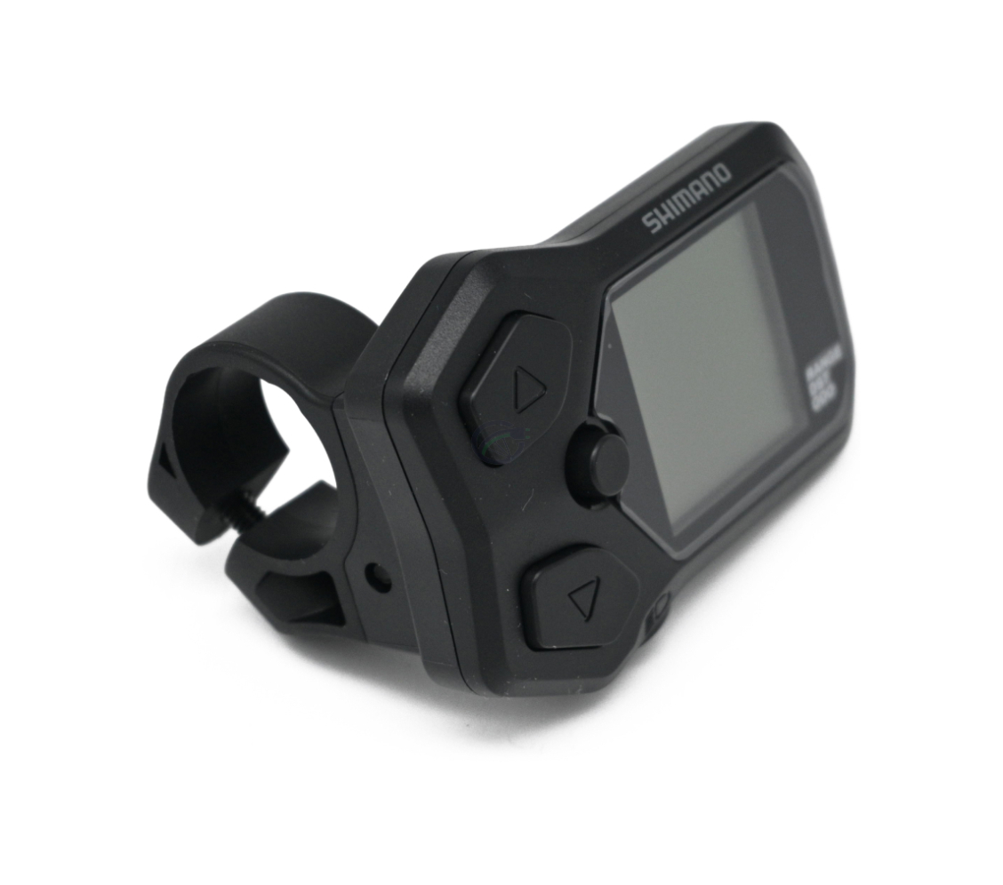 Driekwartaanzicht van de Shimano Steps display SC-E5000 fietscomputer vanuit een hoge hoek