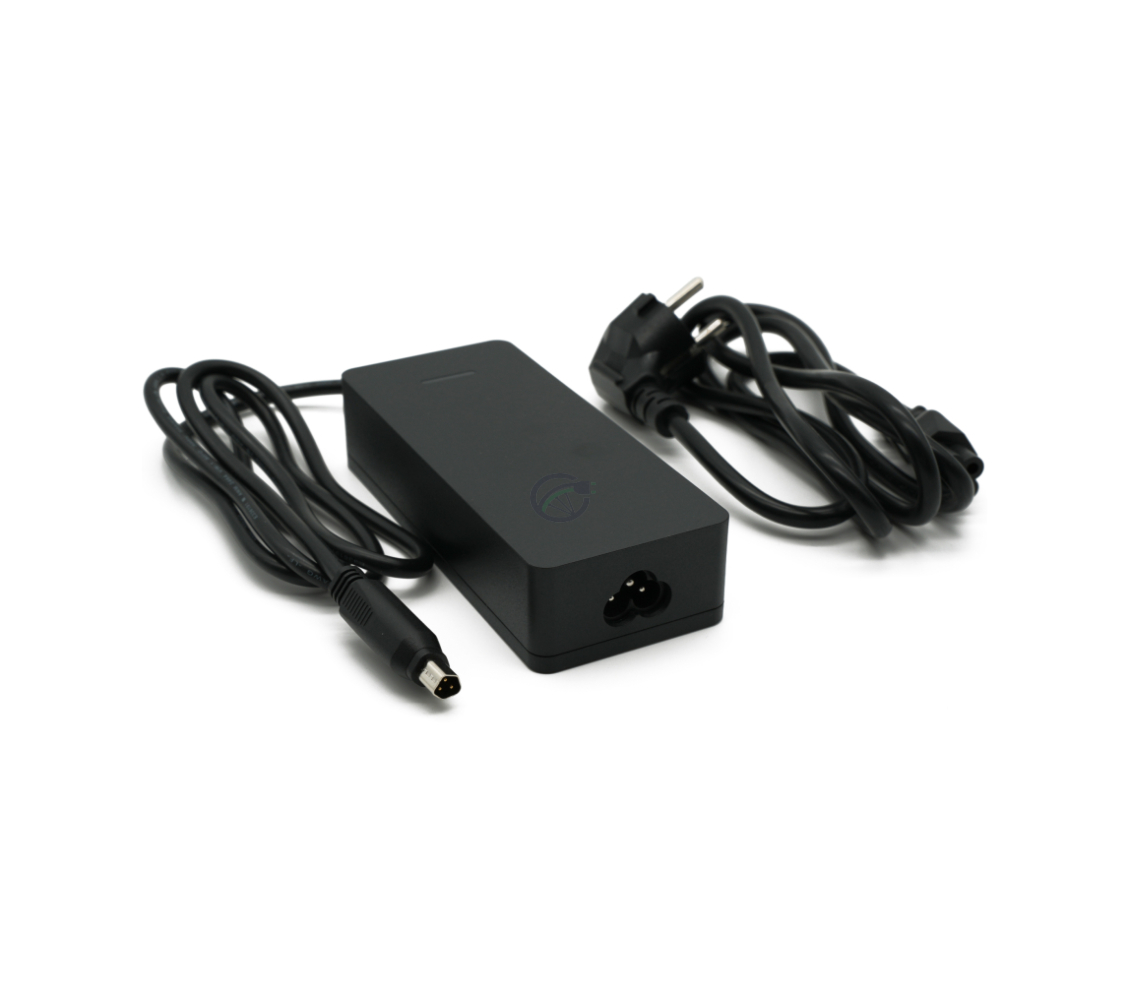 Driekwartaanzicht van de Sparta lader / Batavus E-Motion Smart waar de power kabel goed op te zien is.