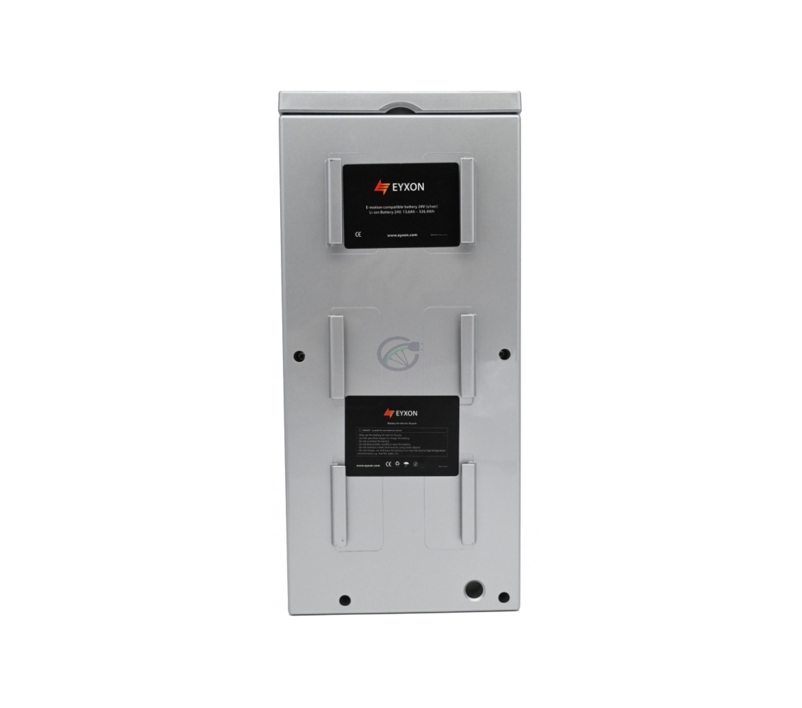 foto vanaf de onderkant van de Sparta E-motion C1/C2/C3 Batavus compatible 13.6Ah fietsbatterij (zilver) Incl. lader waar stickers te zien zijn waar informatie staat over de batterij.