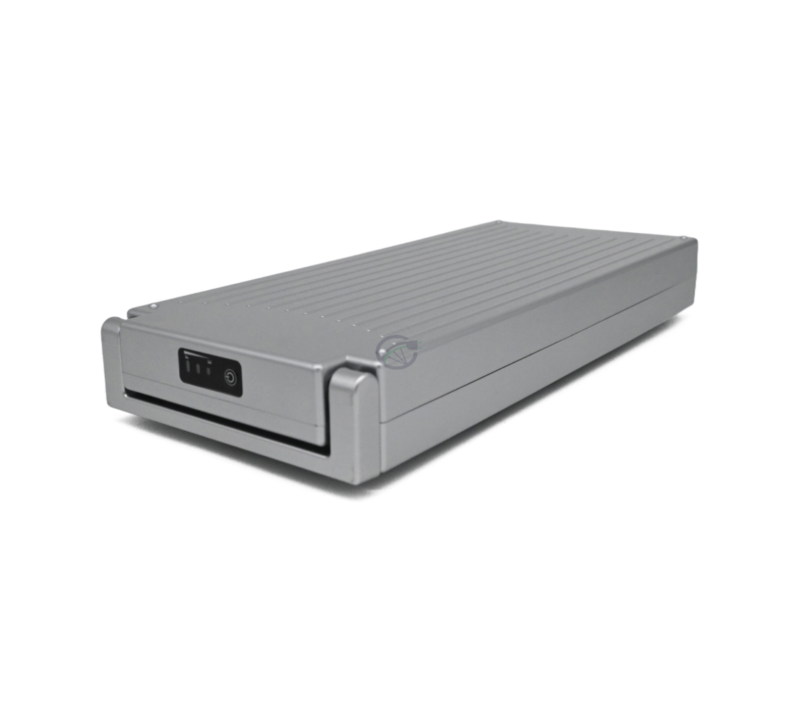 foto van de Sparta E-motion C1/C2/C3 Batavus compatible 13.6Ah fietsbatterij (zilver) Incl. lader vanaf de zijkant waar je de zijkant kan zien en een deel van de achterkant van de batterij.