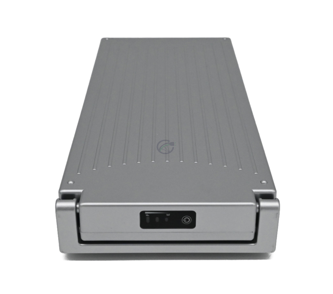 foto van de bovenkant waar de achterkant van de Sparta E-motion C1/C2/C3 Batavus compatible 13.6Ah fietsbatterij (zilver) Incl. lader waar je de aanknop en de batterijpercentage indicator kan zien. ook is hier de hendel te zien waarmee je de batterij mee 
