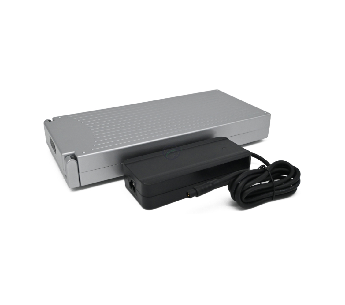 foto van de Sparta E-motion C1/C2/C3 Batavus compatible 13.6Ah fietsaccu (zilver) Incl. lader vanaf het zijaanzicht waar je de batterij langs de oplader zit staan.