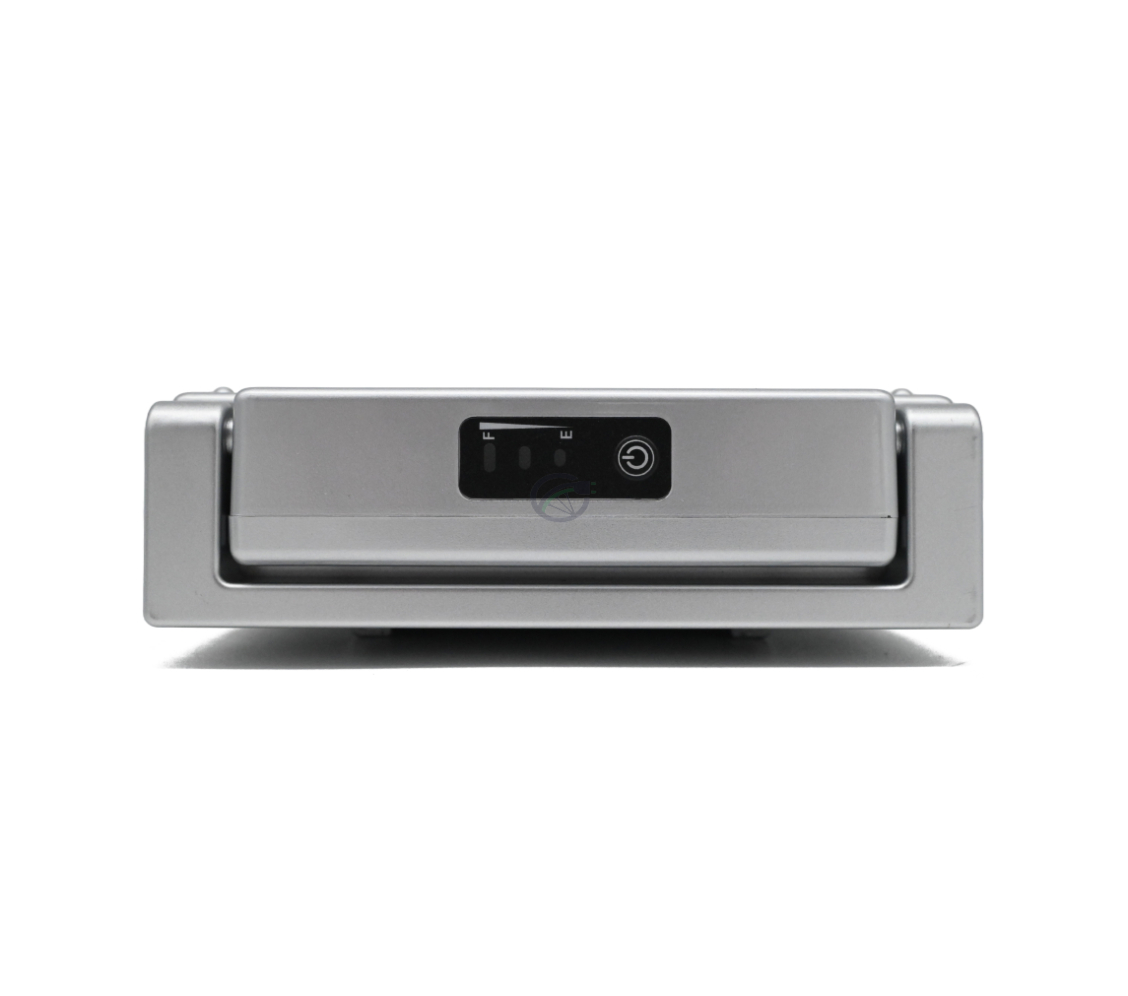 foto van de achterkant van de Sparta E-motion C1/C2/C3 Batavus compatible 13.6Ah fietsbatterij (zilver) Incl. lader vanaf dichtbij waar je de aanknop en de batterijpercentage indicator goed kan zien