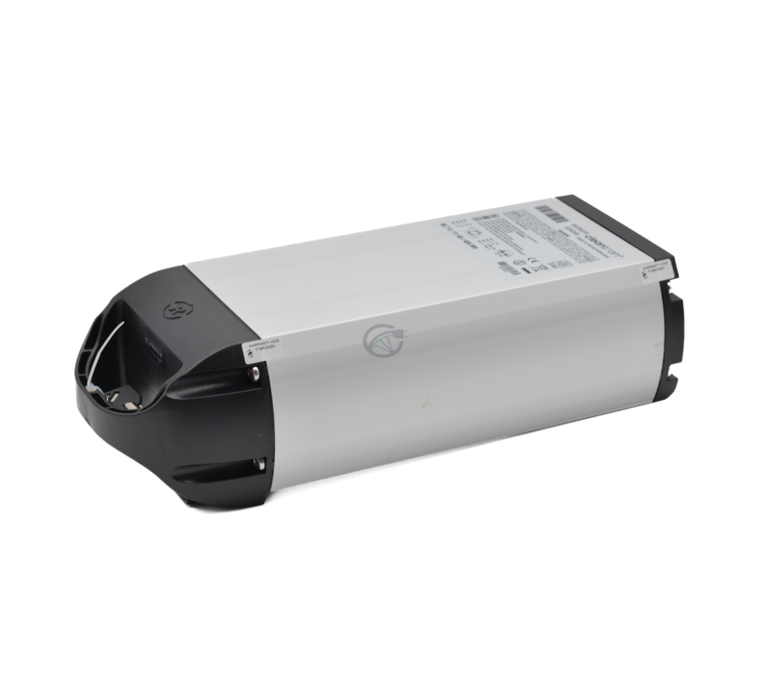 Hier zie je een afbeelding van de Van Raam Batterij 10,7Ah. De foto is genomen vanuit een hoek waarin de batterij schuin te zien is, zo is de zijkant, voorkant en bovenkant te zien. Dit is een algemene foto voor een duidelijk overzicht van deze fietsbatte