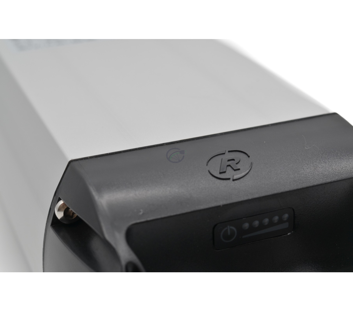 In deze afbeelding is een close-up van de Van Raam 10,7Ah fietsbatterij te zien.